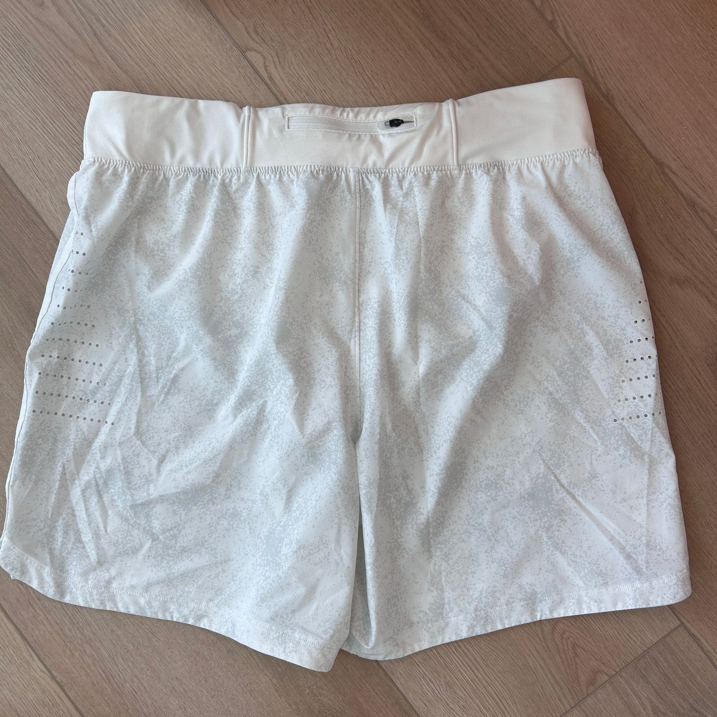 Under Armour Speedpocket 7" White and Gray Shorts Mens Size XL Style 1379694