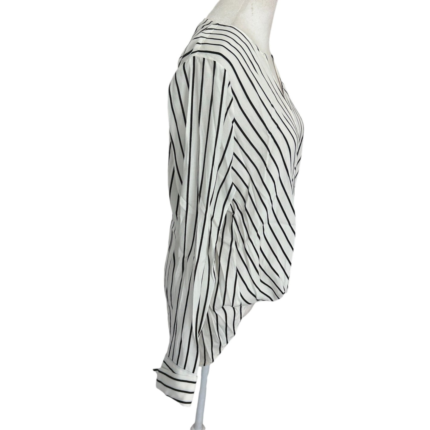 W by Worth Ivory and Black V-Neck Classic Minimalist Top Blouse Womens Size 4