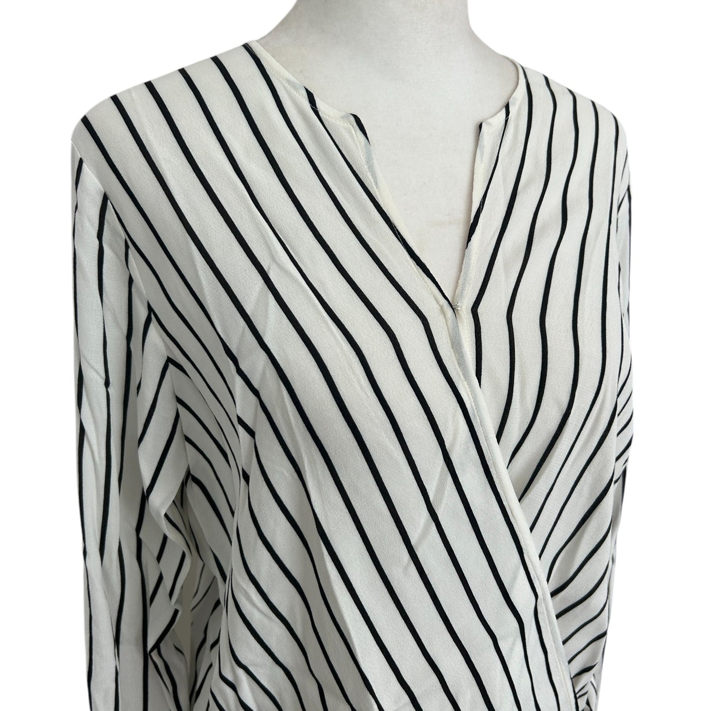 W by Worth Ivory and Black V-Neck Classic Minimalist Top Blouse Womens Size 4