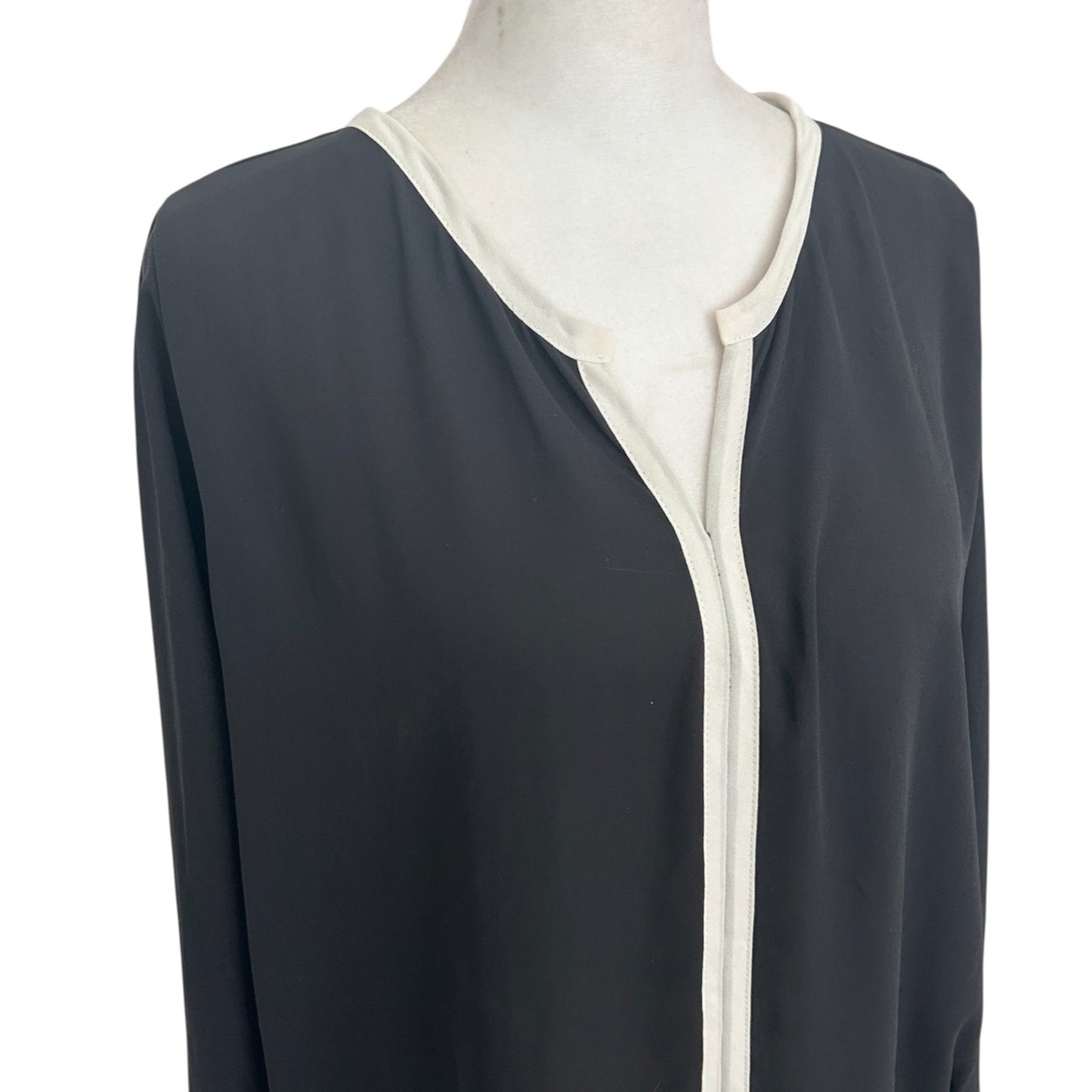 Veronica M. Black and Ivory V-Neck Classic Top Blouse Womens Size Small