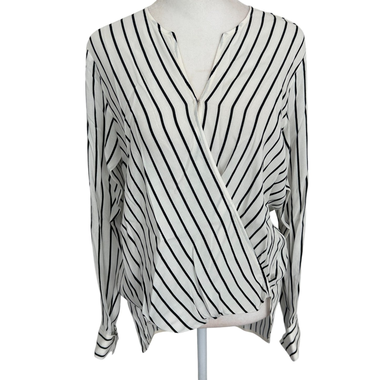 W by Worth Ivory and Black V-Neck Classic Minimalist Top Blouse Womens Size 4