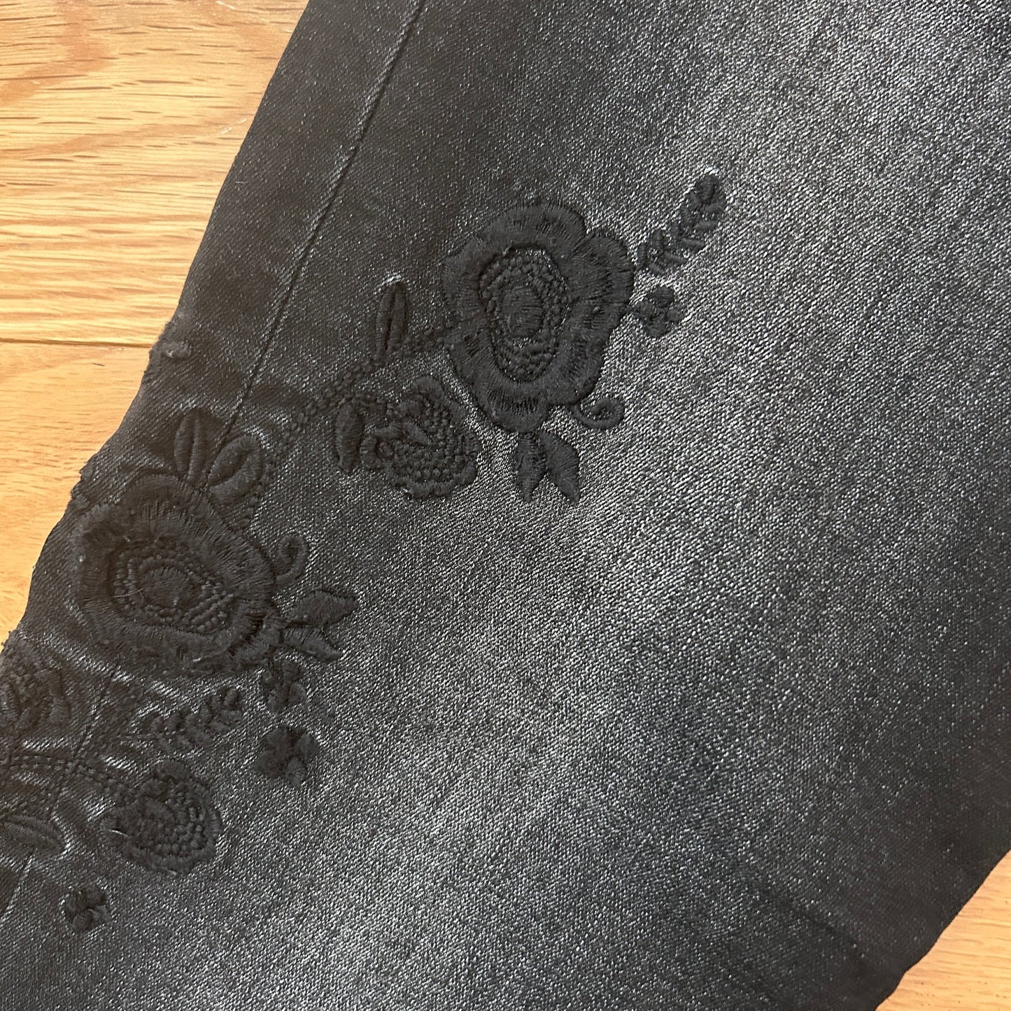 KUT from the Kloth Black Skinny Jeans Black Floral Embroidery Womens Size 8