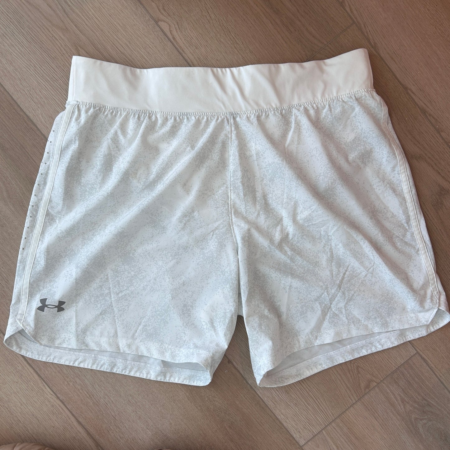 Under Armour Speedpocket 7" White and Gray Shorts Mens Size XL Style 1379694